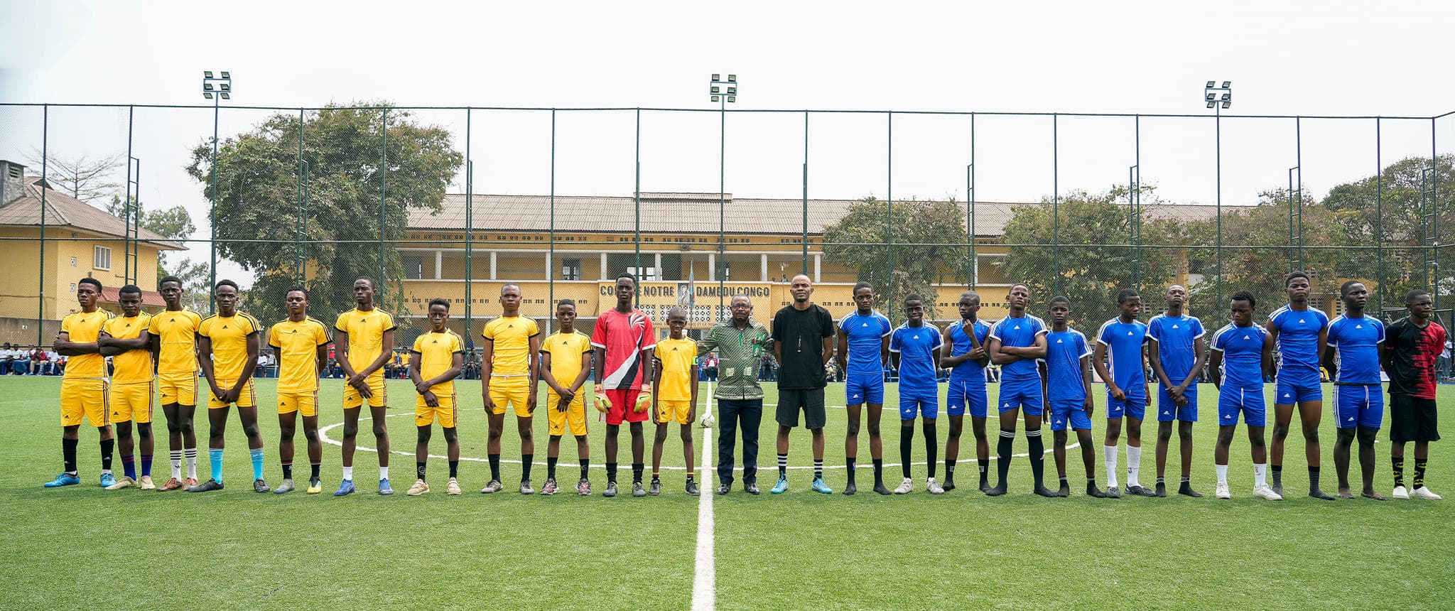 Les équipes de la Kenath Cup réunies au centre du terrain